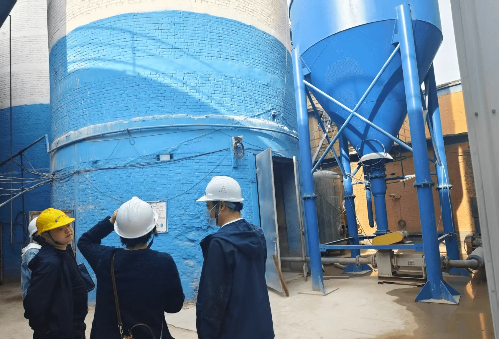 工程师在现场考察